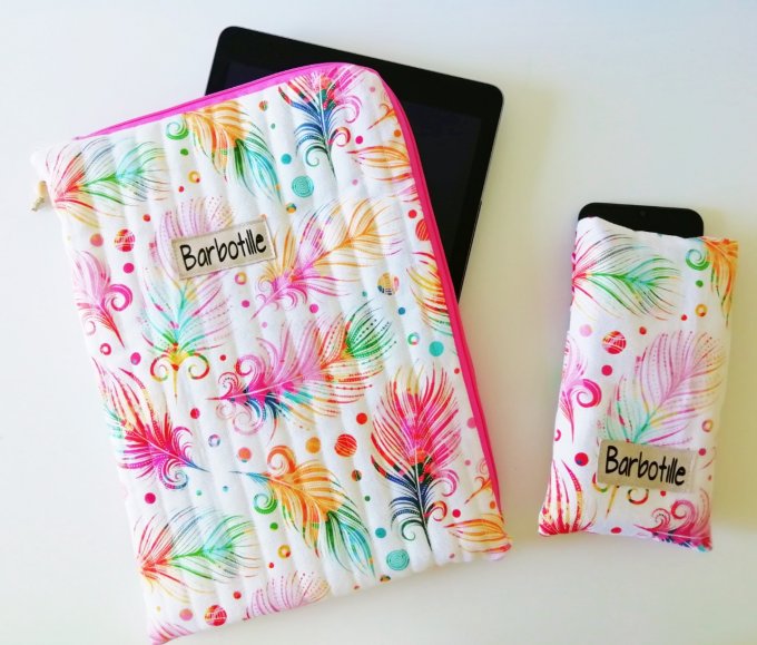 housse tablette "plumes arc en ciel"