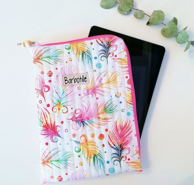 housse tablette "plumes arc en ciel"