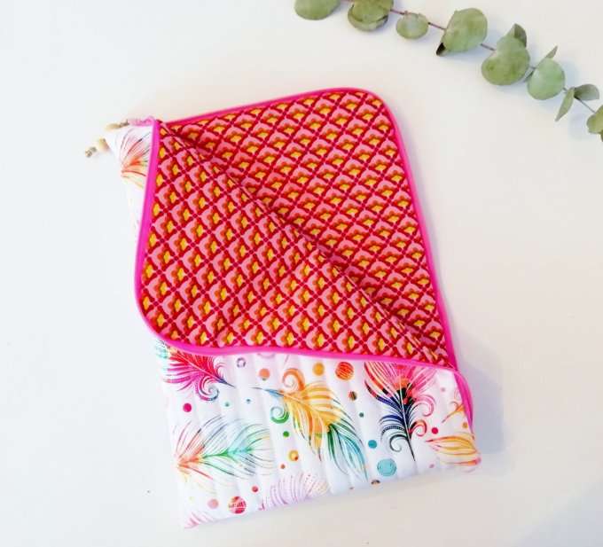 housse tablette "plumes arc en ciel"
